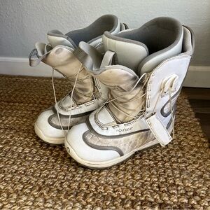 BURTON women’s snowboard boots